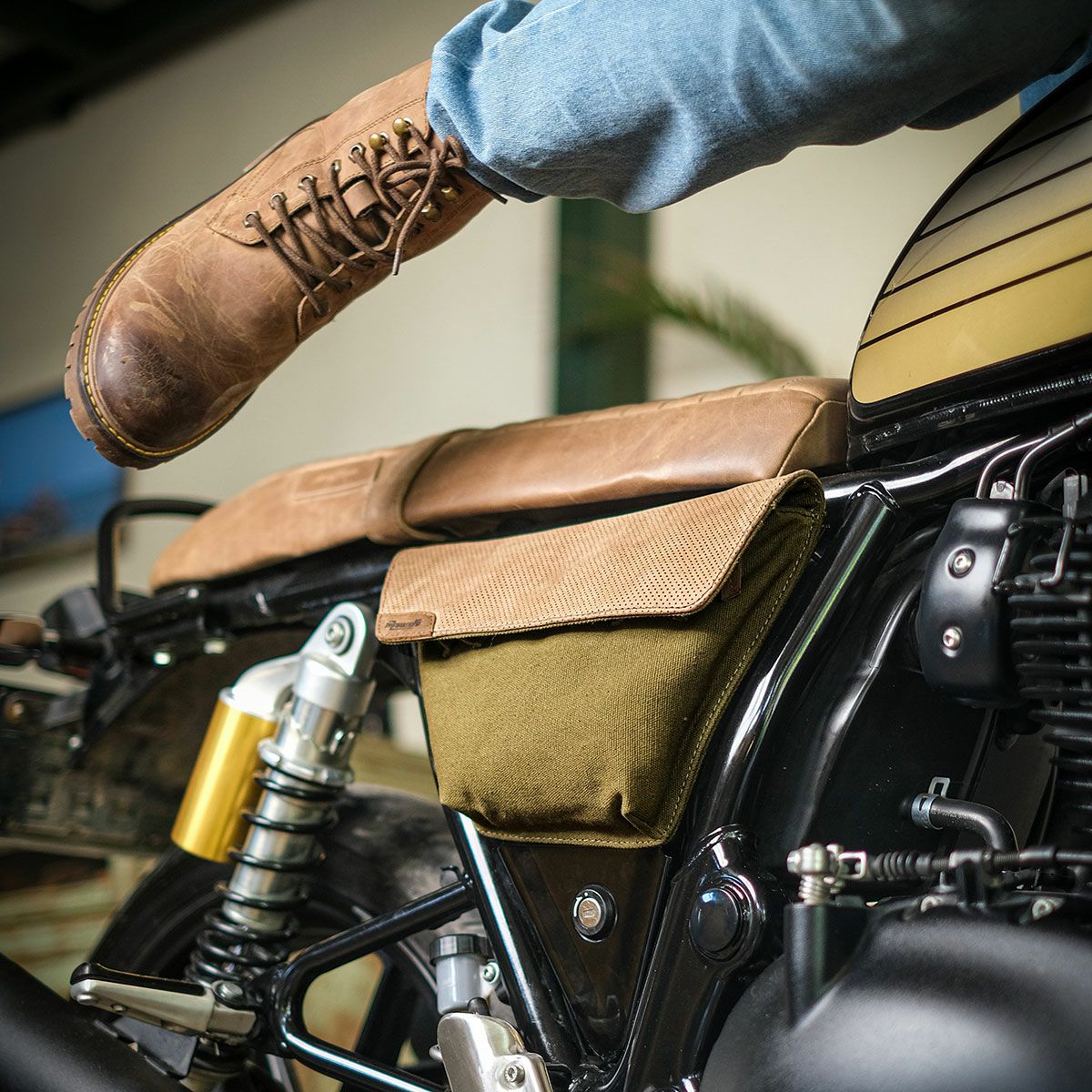 Trip Machine｜レネゲード サイド パネル｜サイドバッグ｜グリーン×タバコ｜使用イメージ