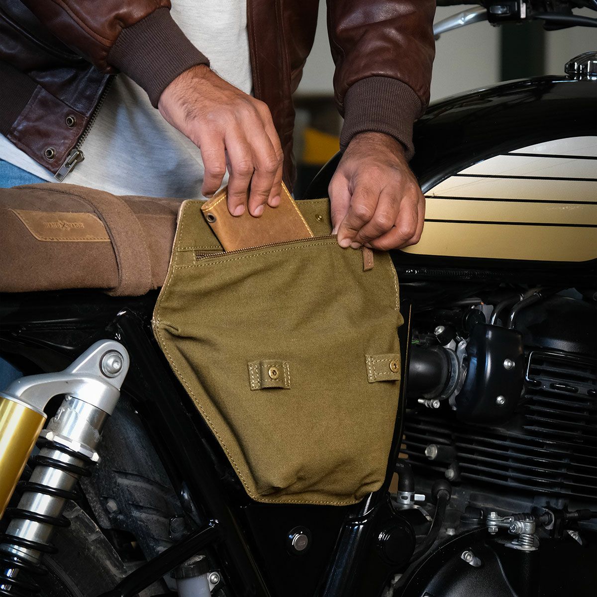 Trip Machine｜レネゲード サイド パネル（左右ペア）｜サイドバッグ｜グリーン×タバコ｜使用イメージ