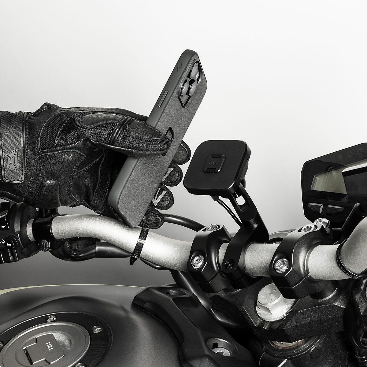 Peak Design｜ワイヤレス チャージング モーターサイクル バー マウント｜その他雑貨｜ブラック｜使用イメージ