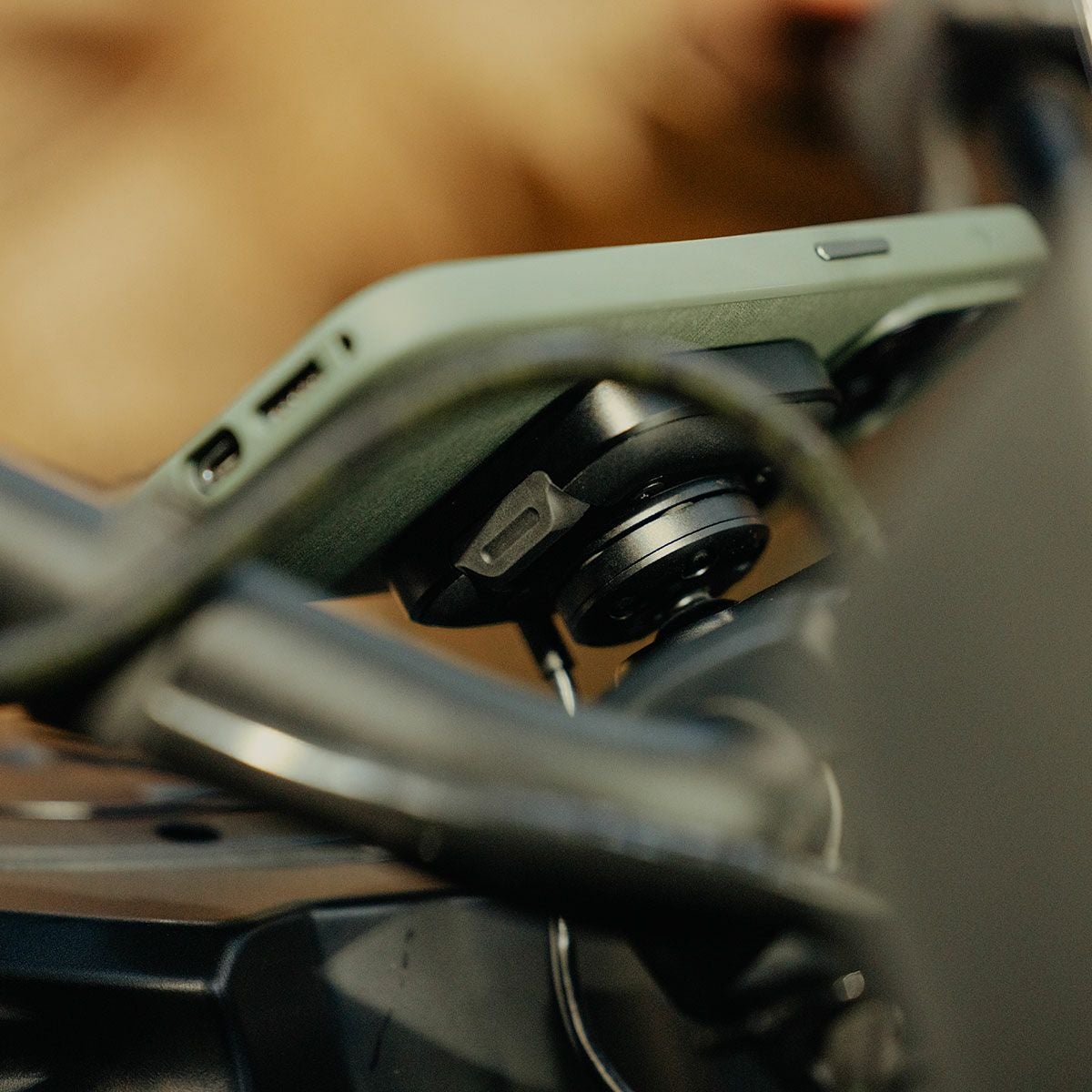 Peak Design｜ワイヤレス チャージング モーターサイクル バー マウント｜その他雑貨｜ブラック｜使用イメージ