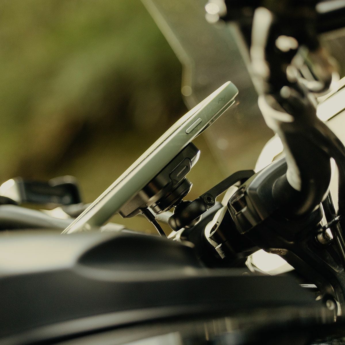Peak Design｜ワイヤレス チャージング モーターサイクル バー マウント｜その他雑貨｜ブラック｜使用イメージ
