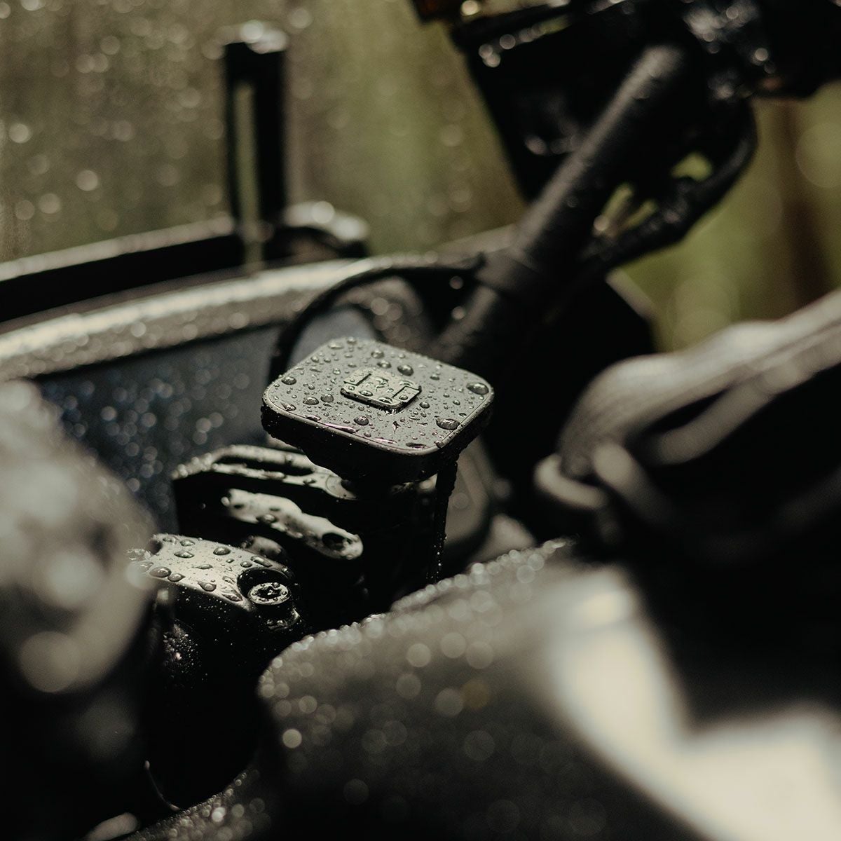 Peak Design｜ワイヤレス チャージング モーターサイクル バー マウント｜その他雑貨｜ブラック｜使用イメージ