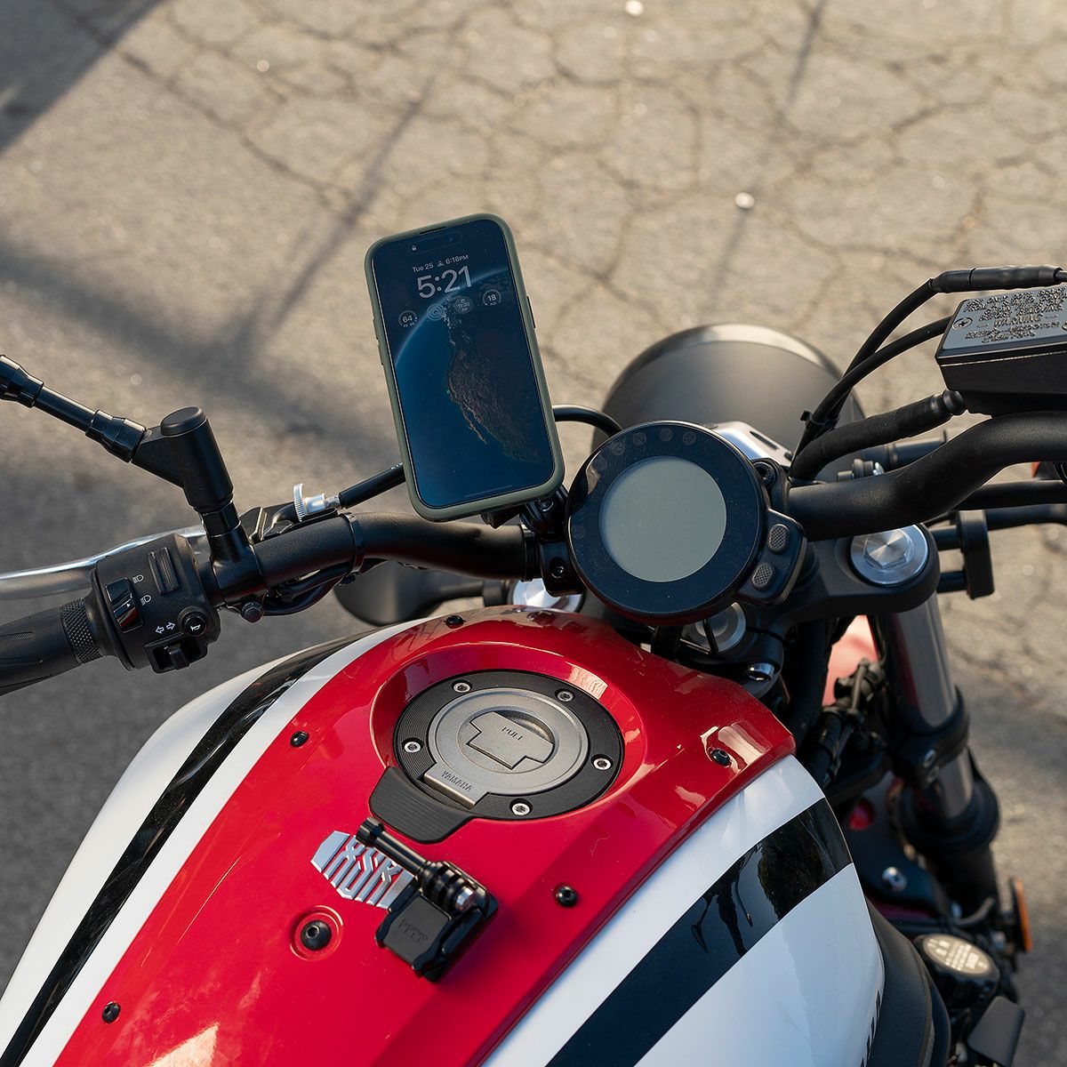 Peak Design｜ワイヤレス チャージング モーターサイクル マウント 1インチ ボール アダプター｜その他雑貨｜ブラック｜使用イメージ