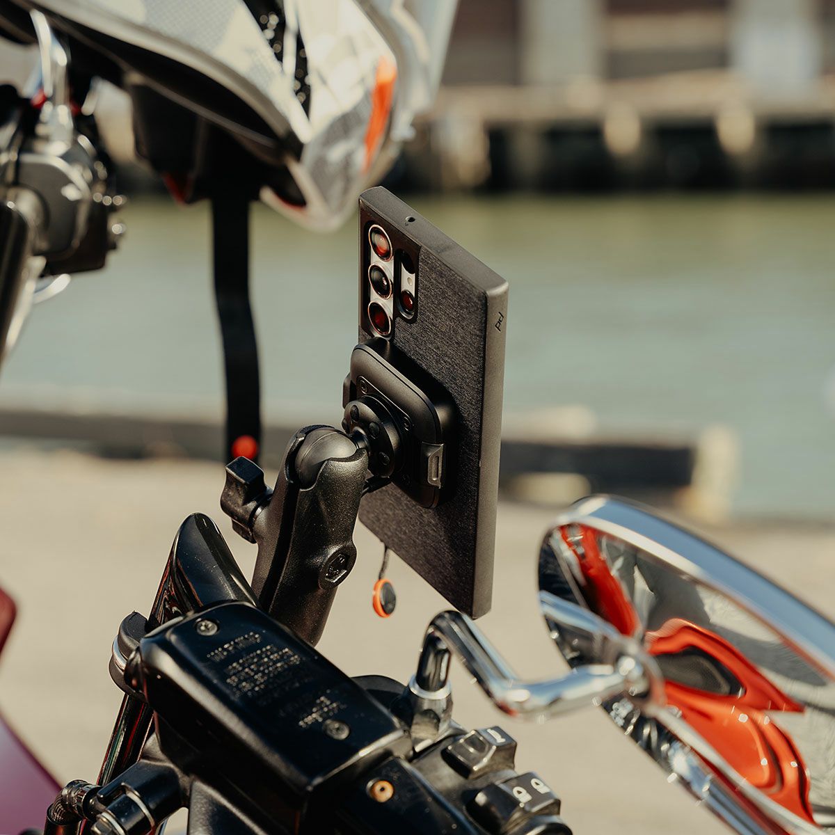 Peak Design｜ワイヤレス チャージング モーターサイクル マウント 1インチ ボール アダプター｜その他雑貨｜ブラック｜使用イメージ