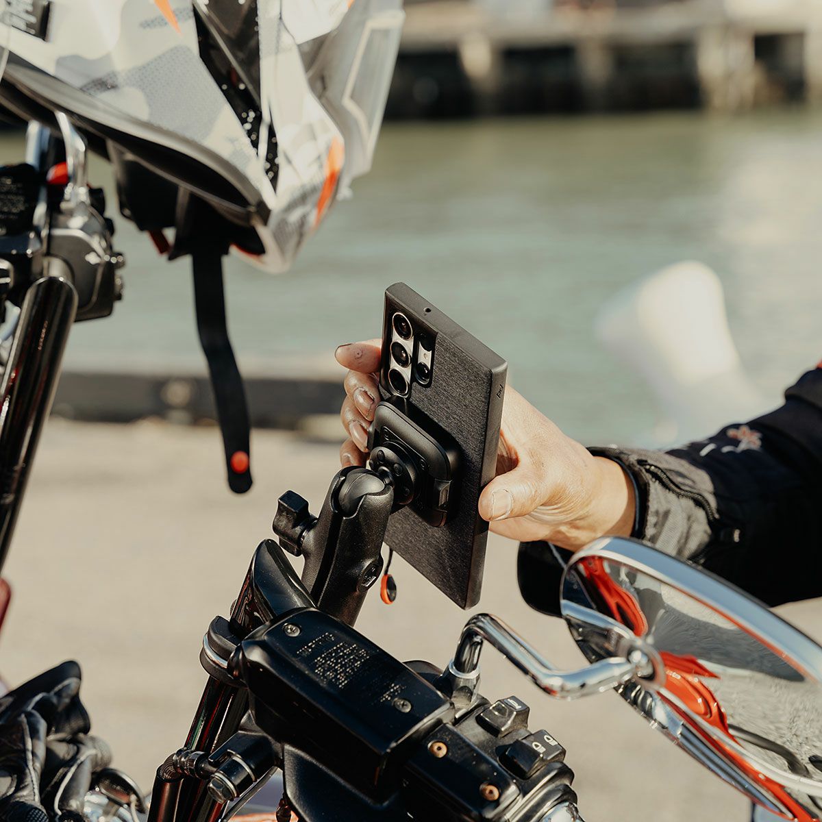 Peak Design｜ワイヤレス チャージング モーターサイクル マウント 20mm ボール アダプター｜その他雑貨｜ブラック｜使用イメージ