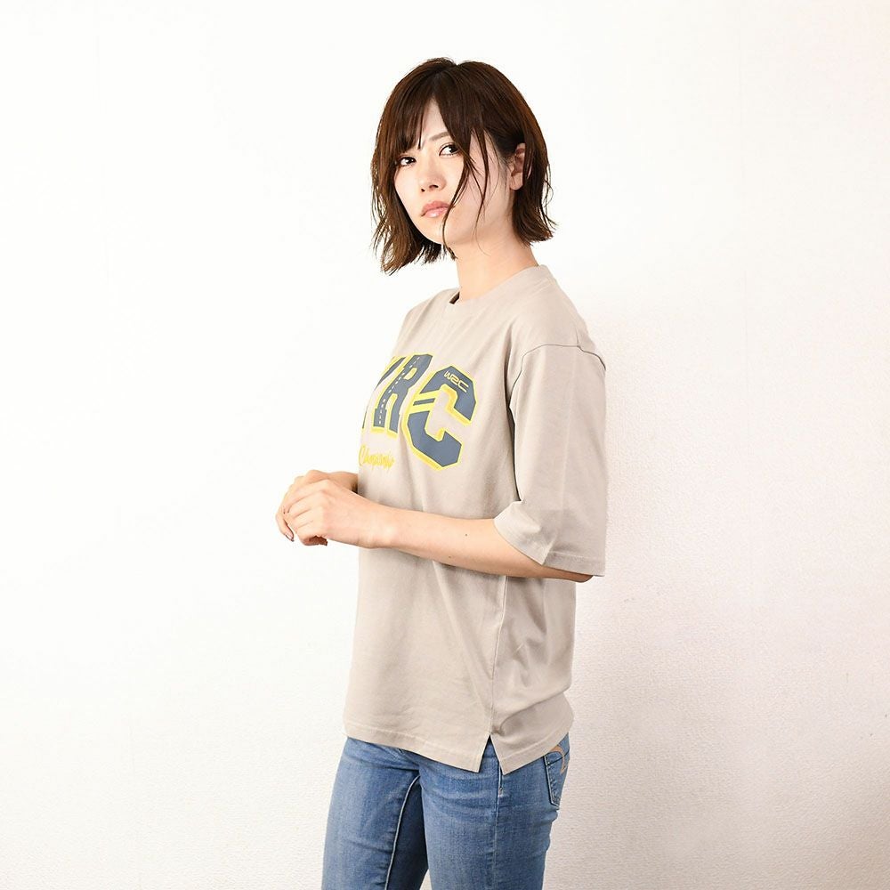 WRC｜WRCTシャツ カレッジ｜グレー｜モデル着用