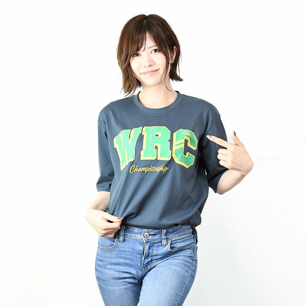 WRC｜WRCTシャツ カレッジ｜ネイビー｜モデル着用