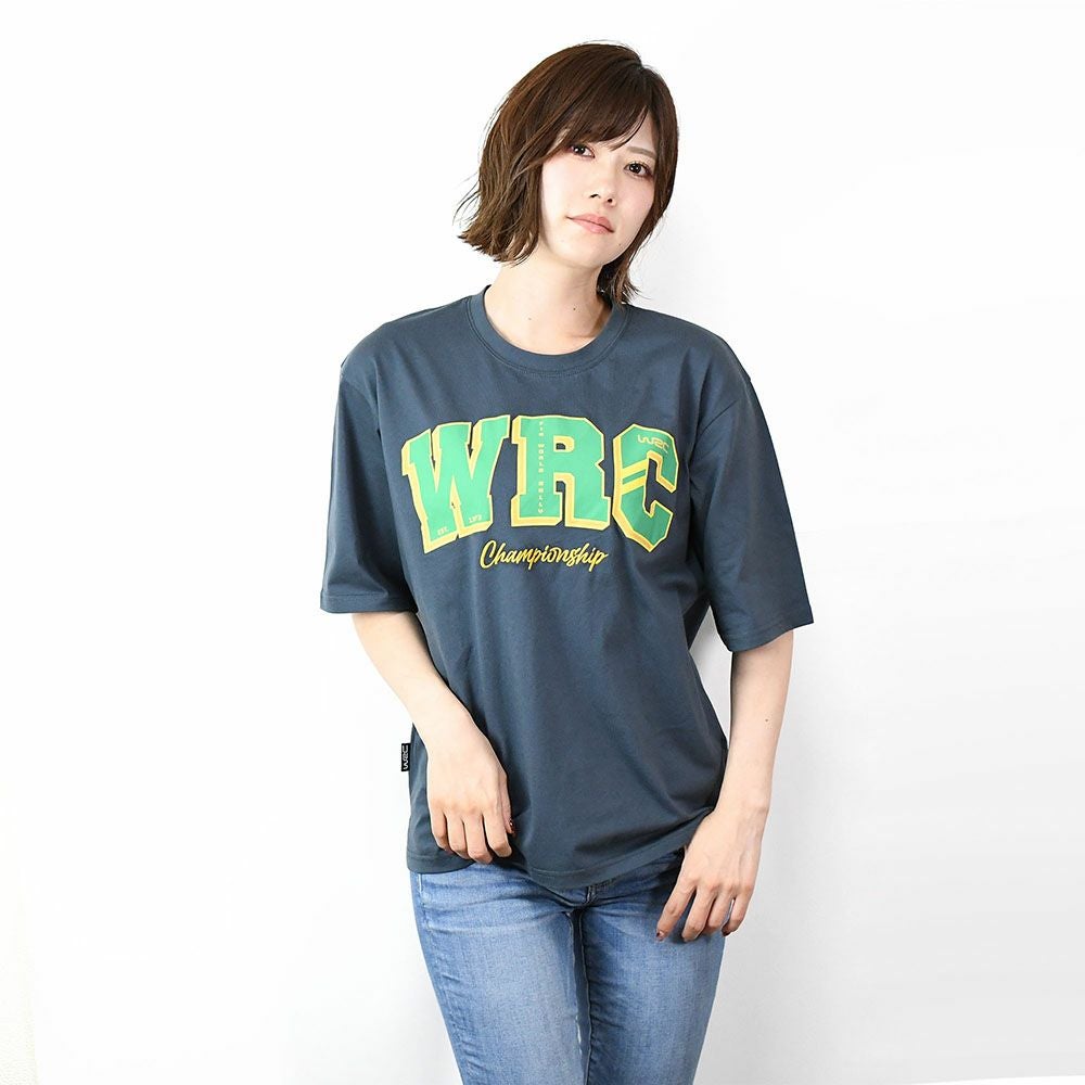 WRC｜WRCTシャツ カレッジ｜ネイビー｜モデル着用