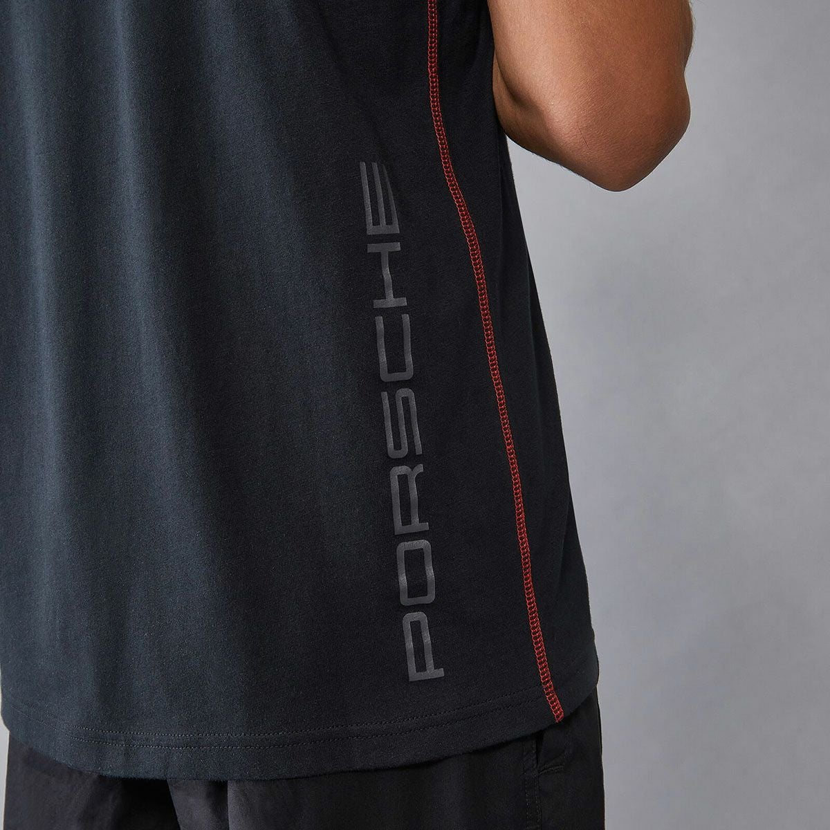 PORSCHE｜ポルシェ モータースポーツ FW ロゴ Tシャツ｜ブラック｜モデル着用