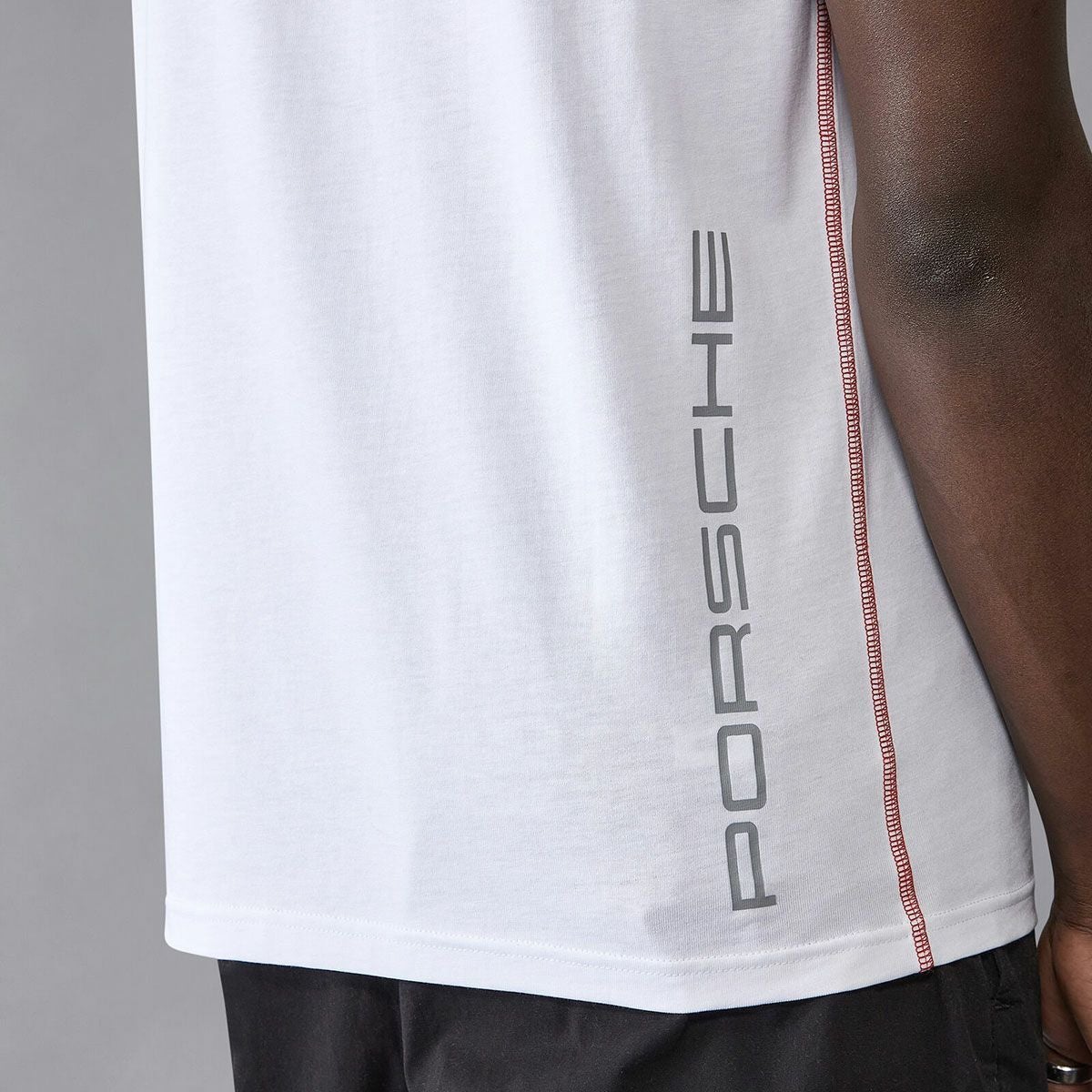 PORSCHE｜ポルシェ モータースポーツ FW ロゴ Tシャツ｜ホワイト｜モデル着用