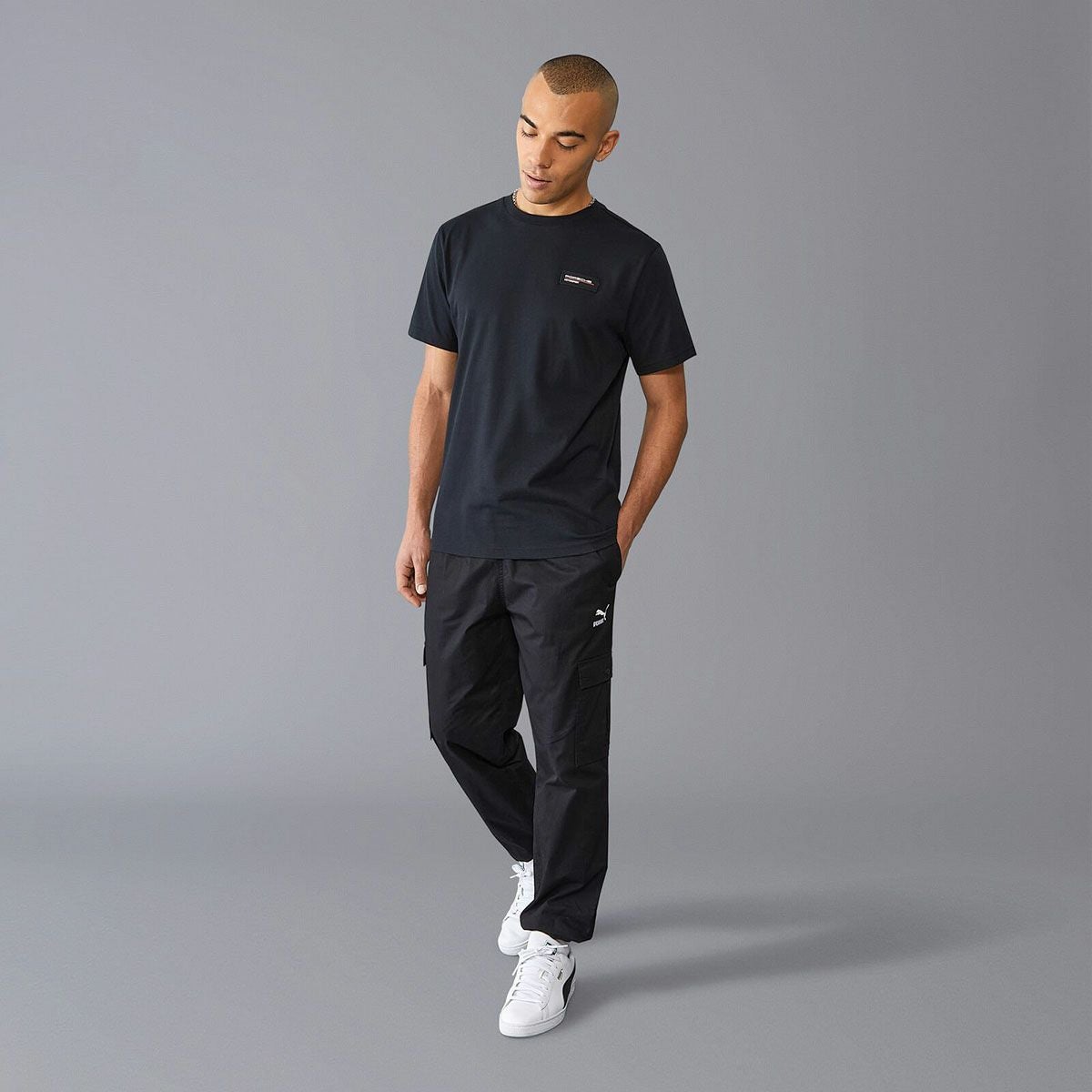 PORSCHE｜ポルシェ モータースポーツ FW ロゴ Tシャツ｜ブラック｜モデル着用