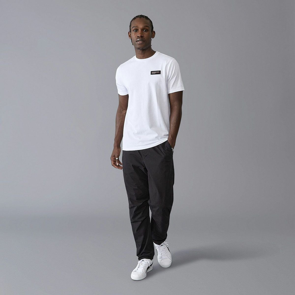 PORSCHE｜ポルシェ モータースポーツ FW ロゴ Tシャツ｜ホワイト｜モデル着用