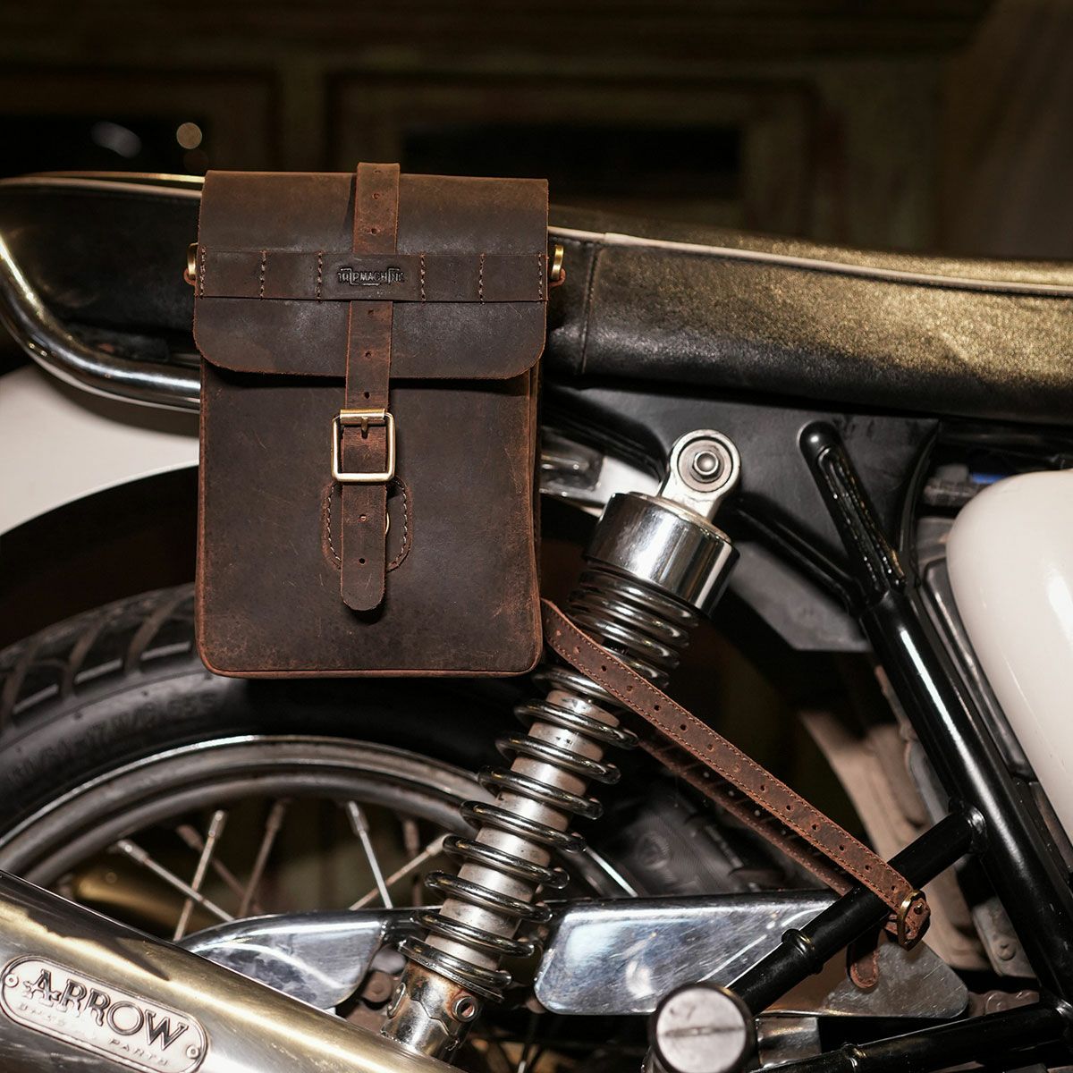 Trip Machine｜モト スリング バッグ｜サイドバッグ｜コニャック｜使用イメージ