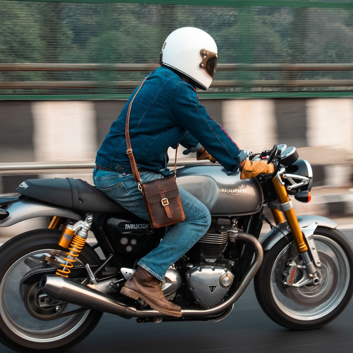 Trip Machine｜モト スリング バッグ｜サイドバッグ｜コニャック｜使用イメージ