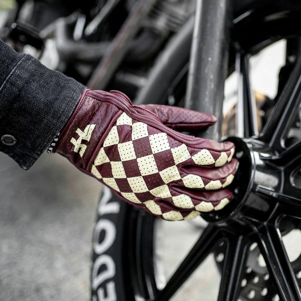 HolyFreedom｜ブリット グローブ｜3シーズン｜ボルドー｜モデル着用