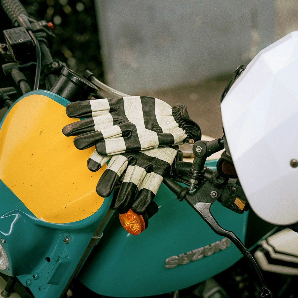 HolyFreedom｜ピット グローブ｜3シーズン｜ホワイト×ブラック｜モデル着用