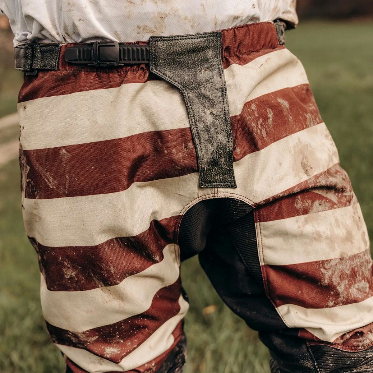 HolyFreedom｜マッド ボルドー トラウザー｜その他パンツ｜ボルドー｜モデル着用