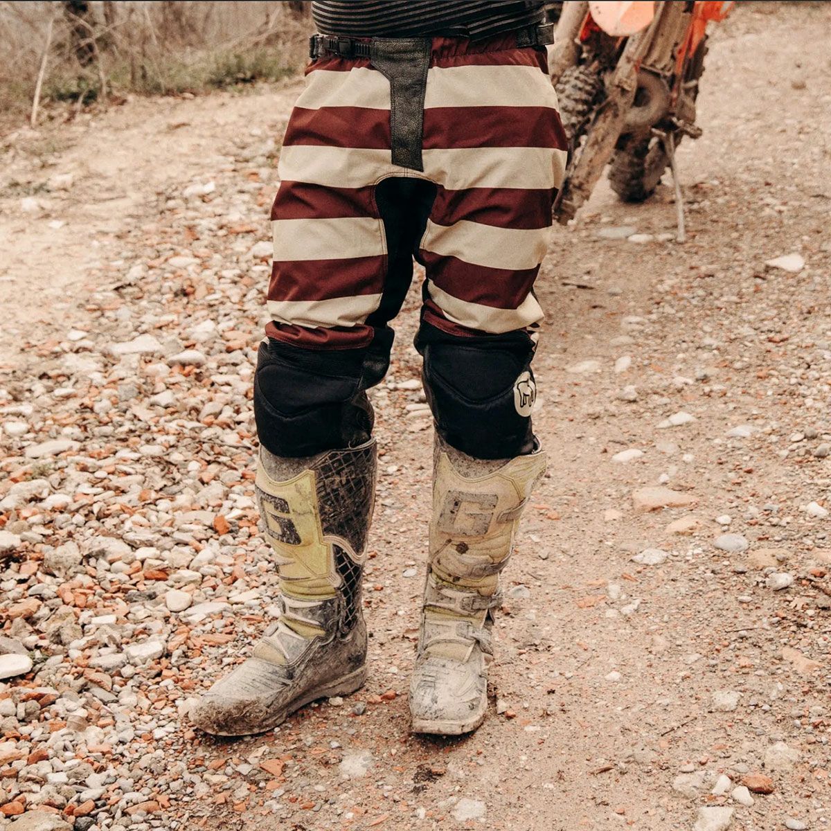 HolyFreedom｜マッド ボルドー トラウザー｜その他パンツ｜ボルドー｜モデル着用