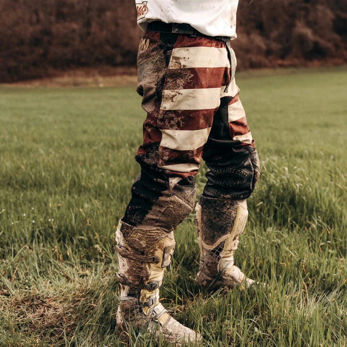 HolyFreedom｜マッド ボルドー トラウザー｜その他パンツ｜ボルドー｜モデル着用