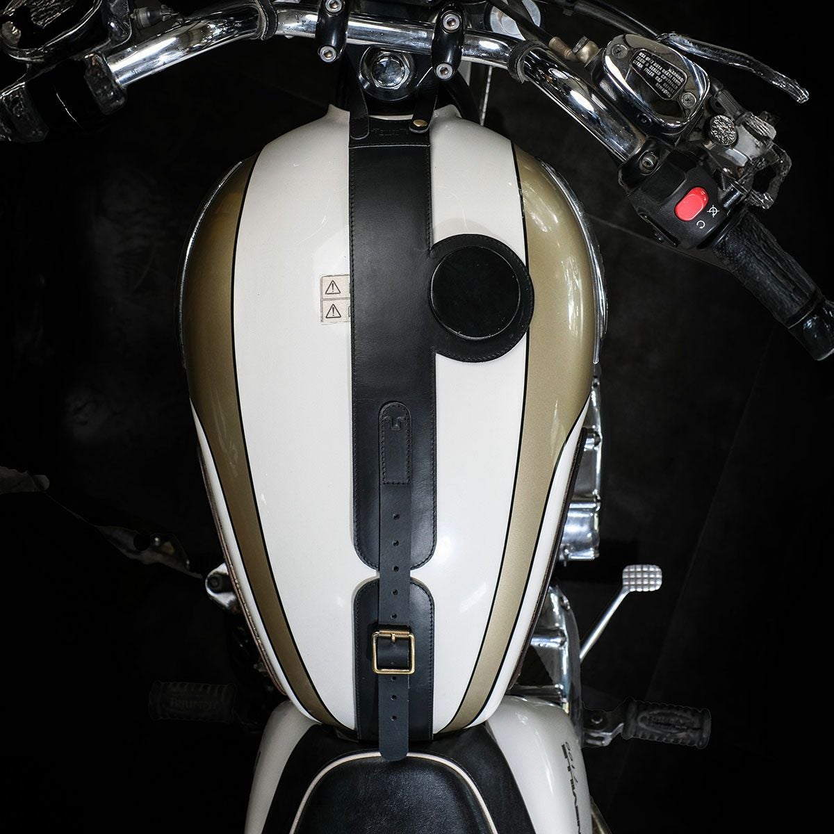 Trip Machine｜MOTO エクスクルーシブ タンクストラップ for トライアンフ｜その他雑貨｜ブラック｜使用イメージ