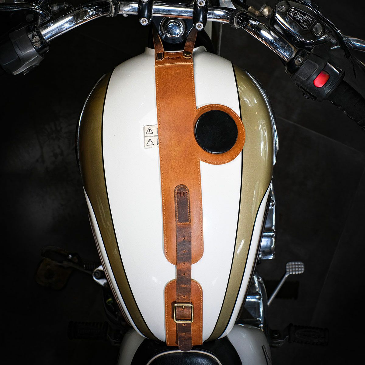 Trip Machine｜MOTO エクスクルーシブ タンクストラップ for トライアンフ｜その他雑貨｜ヴィンテージタン｜使用イメージ