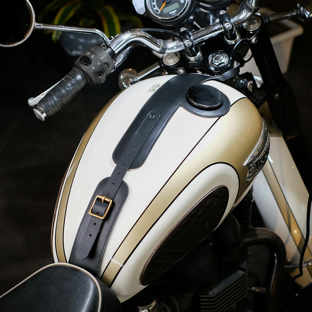 Trip Machine｜MOTO エクスクルーシブ タンクストラップ for トライアンフ｜その他雑貨｜ブラック｜使用イメージ