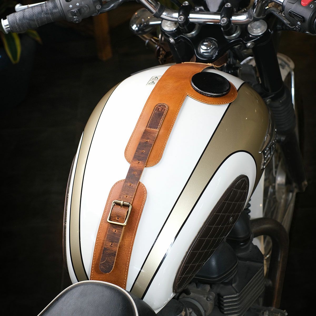 MOTO エクスクルーシブ タンクストラップ for トライアンフ