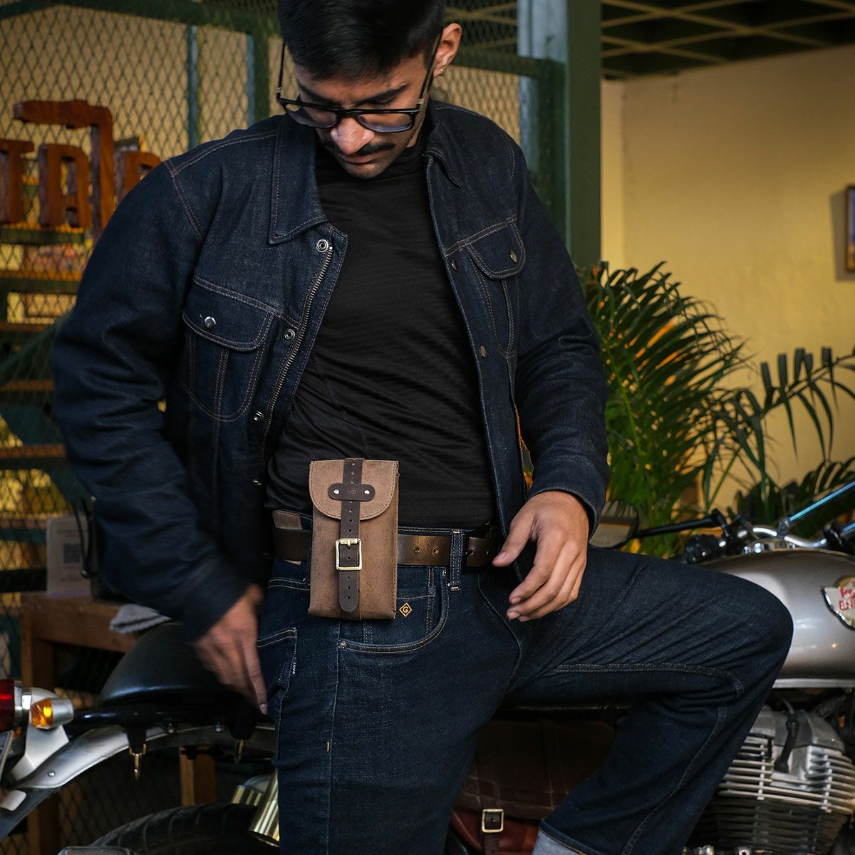 Trip Machine｜MOTO エクスクルーシブ ユーティリティポーチ｜その他バッグ｜タバコブラウン｜使用イメージ