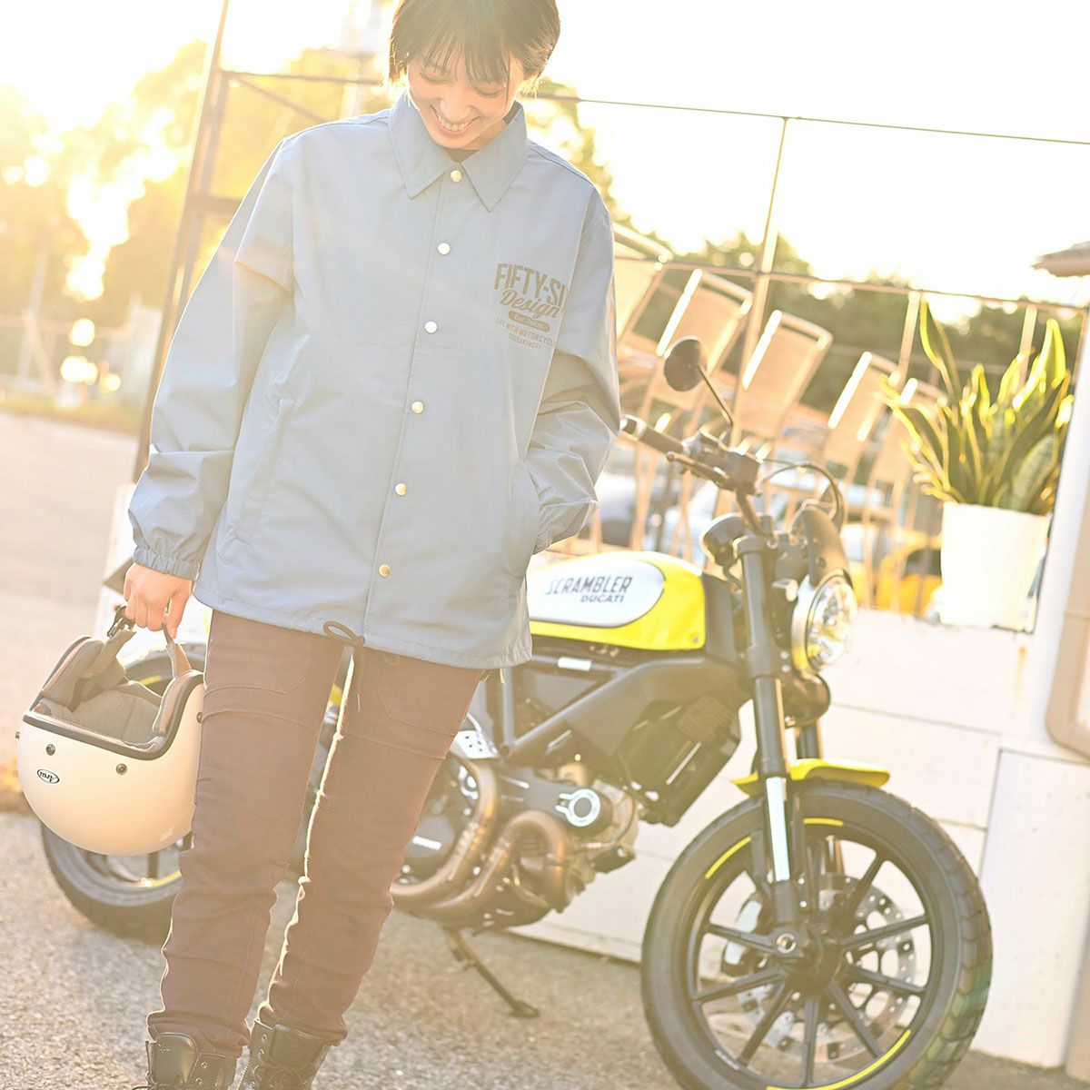 56design｜スリーレイヤードコーチジャケット｜ファブリック｜アッシュブルー｜モデル着用