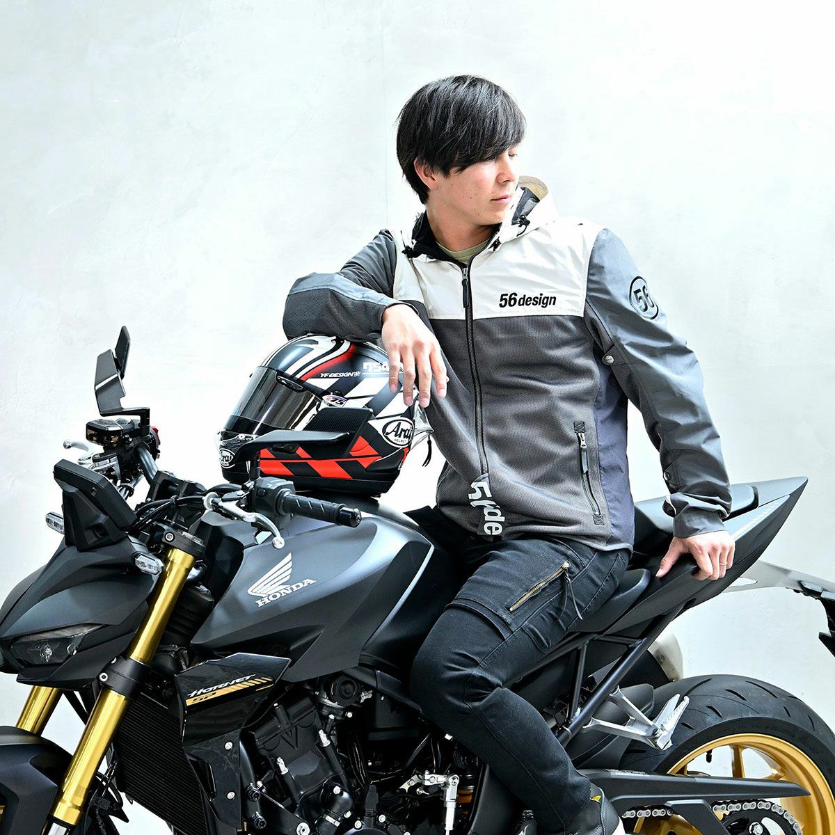 56design｜ハーフ メッシュ パーカー エヴォ 2｜ファブリック｜ダークグレー×アイボリー｜モデル着用