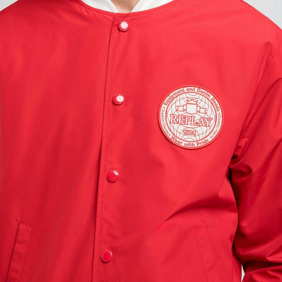 Replay｜バーシティ ボンバー ジャケット｜ファブリック｜インペリアルレッド｜モデル着用