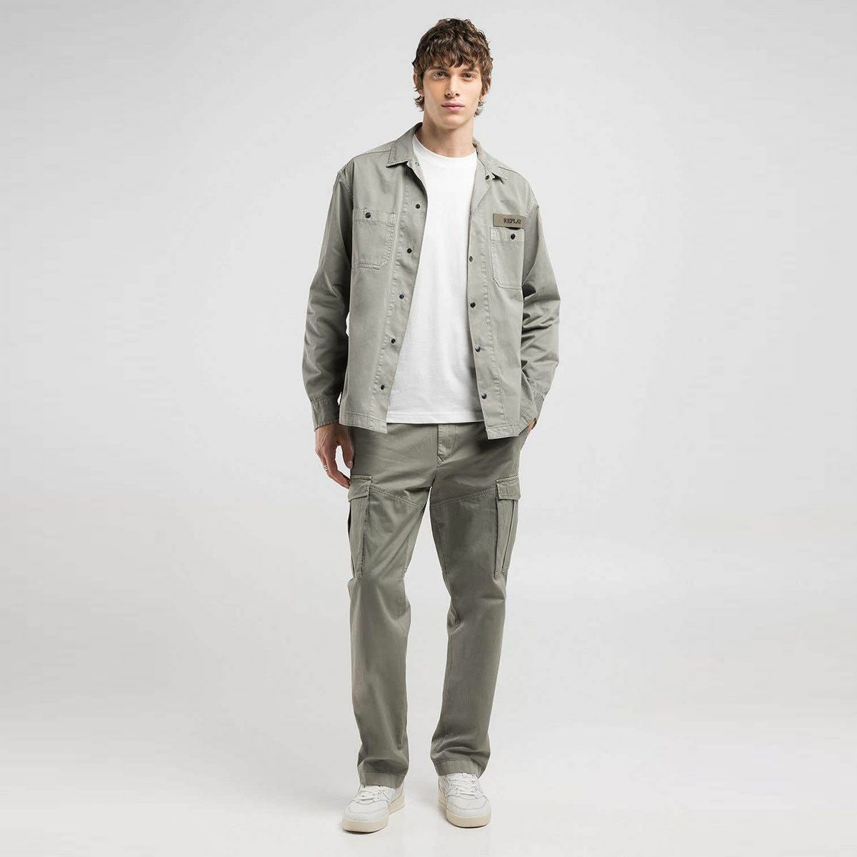 Replay｜ツイル カーゴ パンツ｜チノ・カーゴ｜グレーミリタリー｜モデル着用