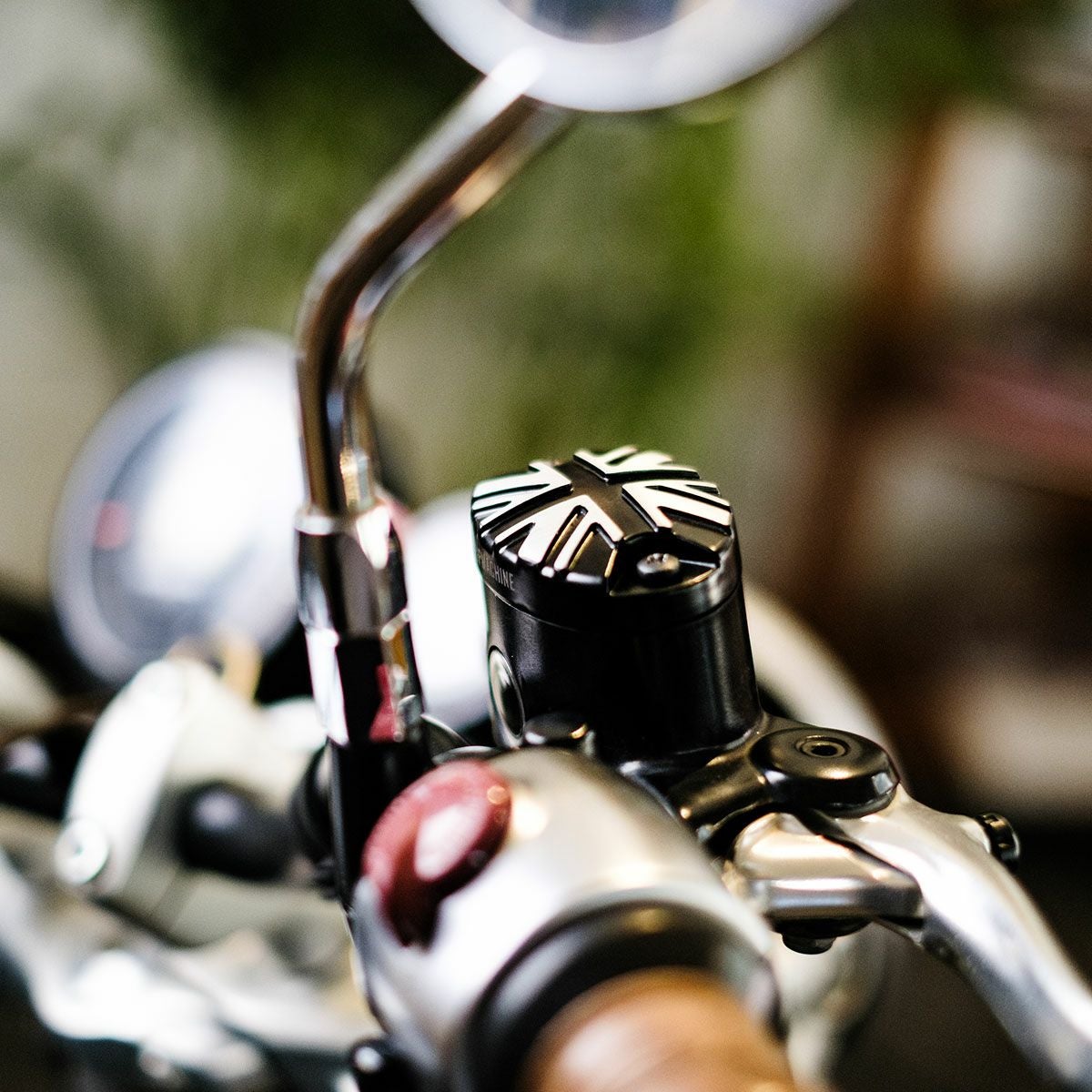 Trip Machine｜オイル リザーバー キャップ for ロイヤル・エンフィールド｜その他雑貨｜ブラック×シルバー｜使用イメージ
