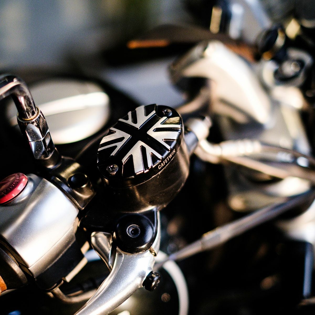 Trip Machine｜オイル リザーバー キャップ for ロイヤル・エンフィールド｜その他雑貨｜ブラック×シルバー｜使用イメージ