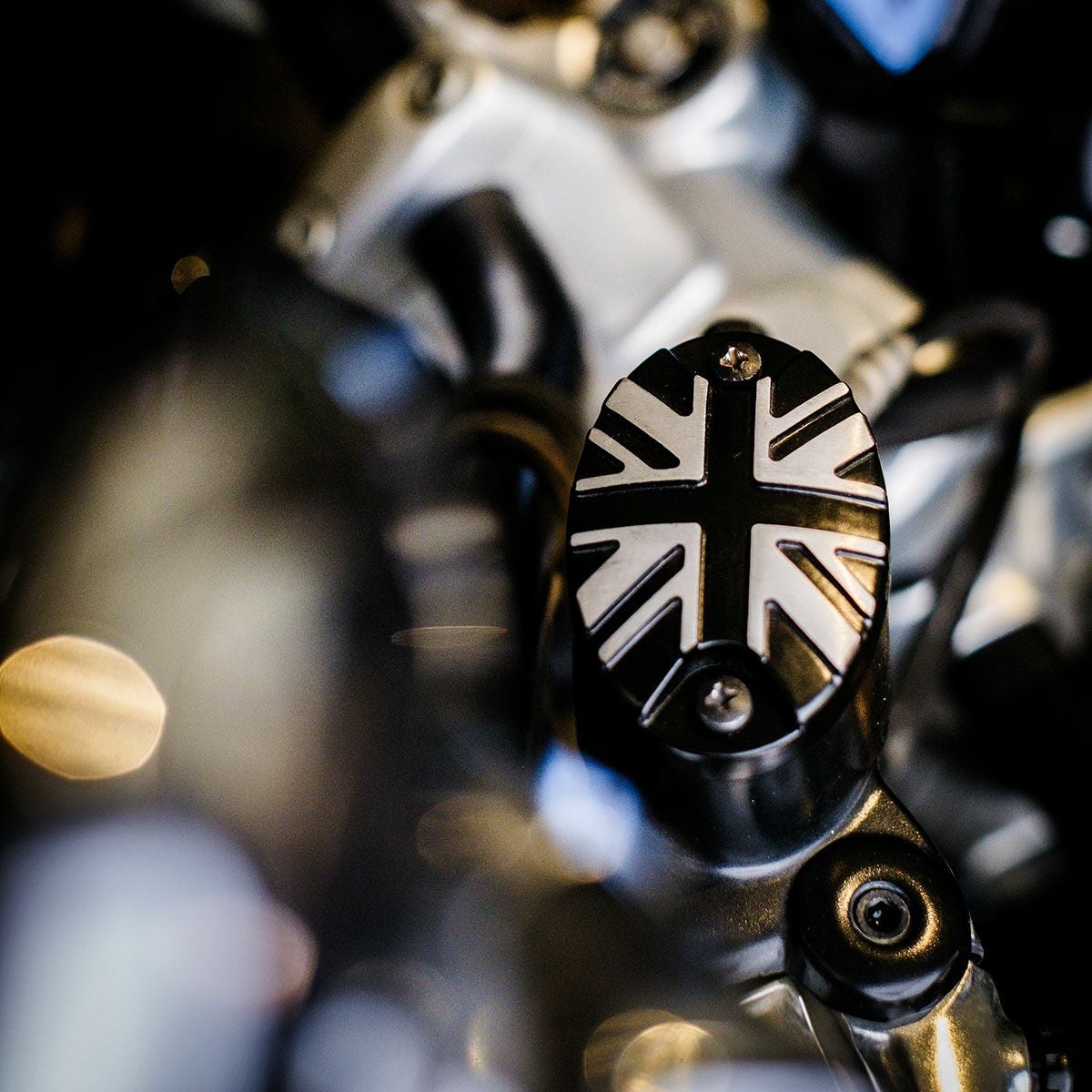 Trip Machine｜オイル リザーバー キャップ for ロイヤル・エンフィールド｜その他雑貨｜ブラック×シルバー｜使用イメージ