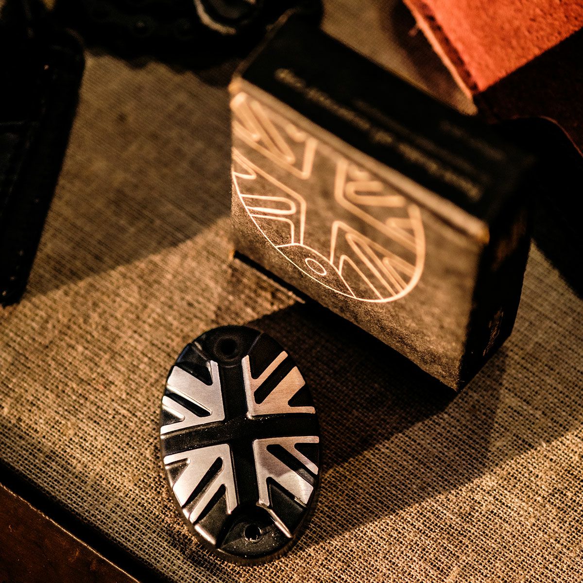 Trip Machine｜オイル リザーバー キャップ for ロイヤル・エンフィールド｜その他雑貨｜ブラック×シルバー｜使用イメージ