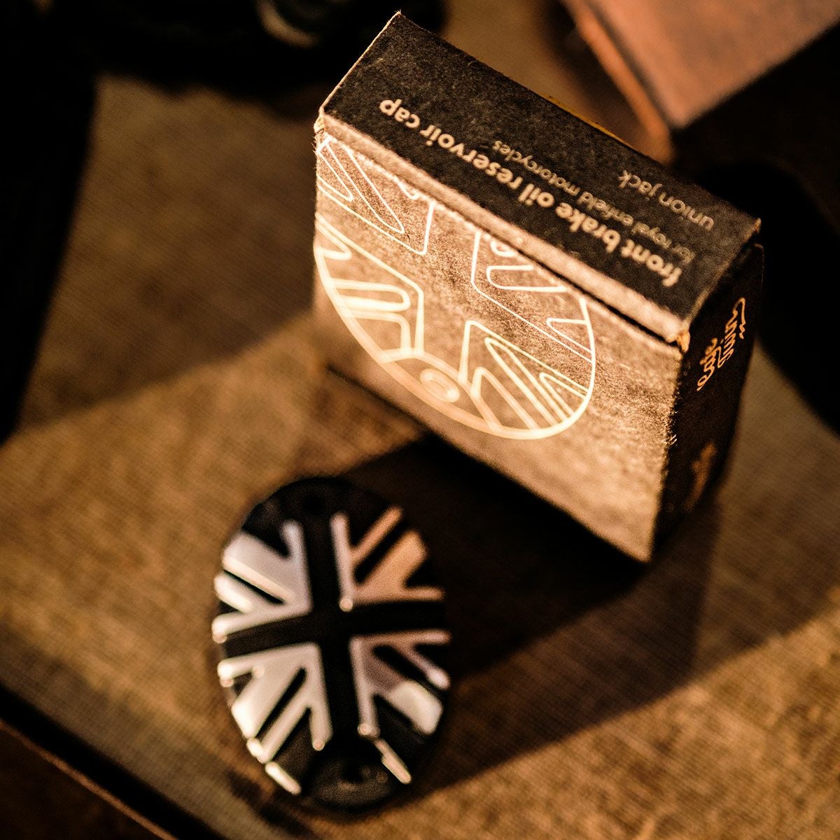 Trip Machine｜オイル リザーバー キャップ for ロイヤル・エンフィールド｜その他雑貨｜ブラック×シルバー｜使用イメージ