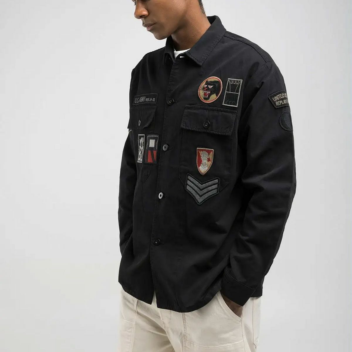 Replay｜ワッペン シャツジャケット｜ファブリック｜ブラック｜モデル着用