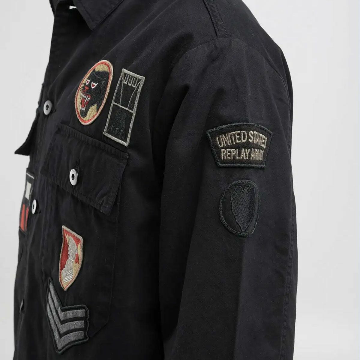 Replay｜ワッペン シャツジャケット｜ファブリック｜ブラック｜モデル着用
