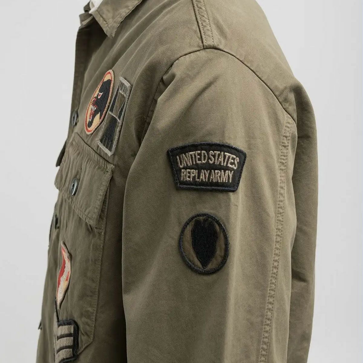 Replay｜ワッペン シャツジャケット｜ファブリック｜ピスタチオ｜モデル着用