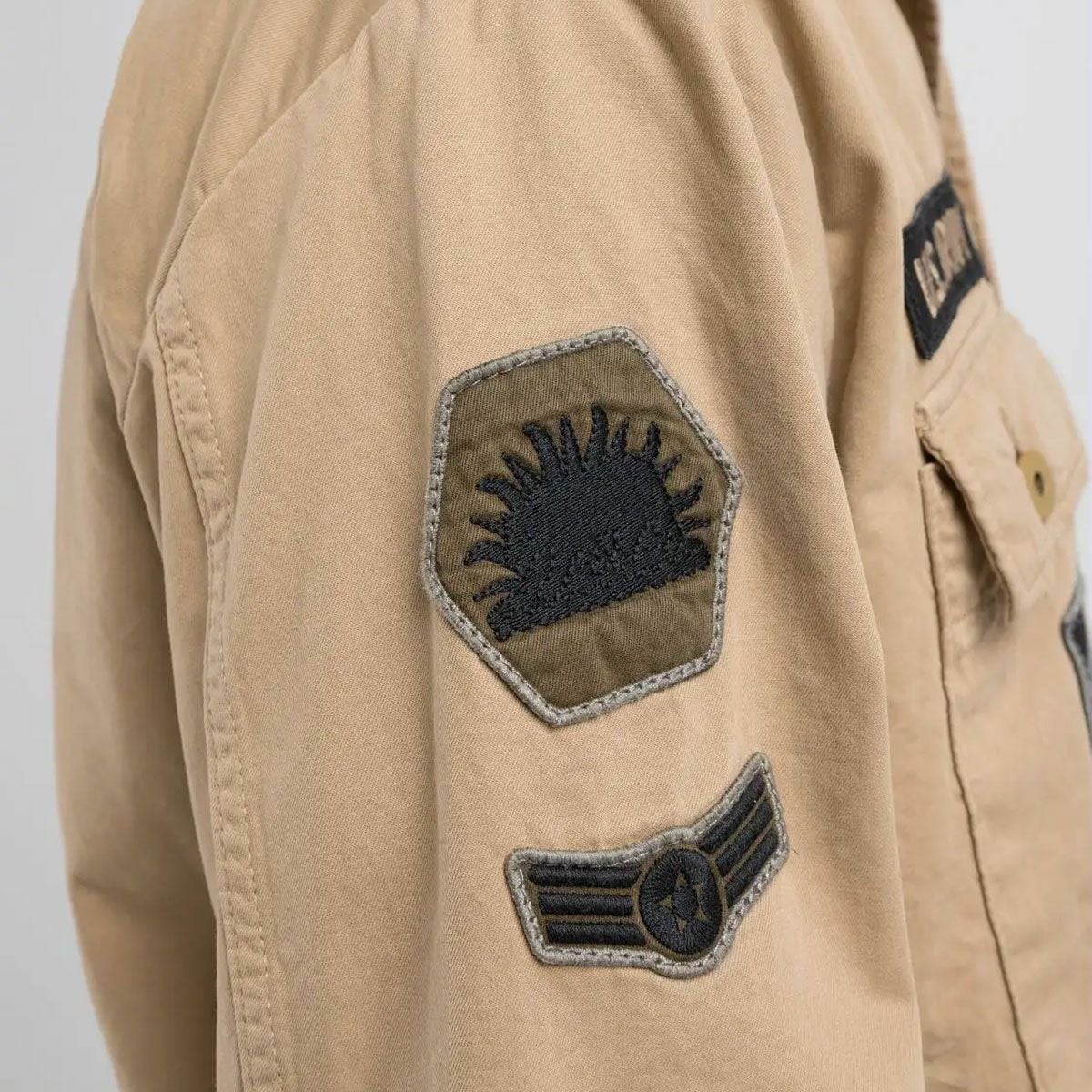Replay｜ワッペン シャツジャケット｜ファブリック｜カーキ｜モデル着用