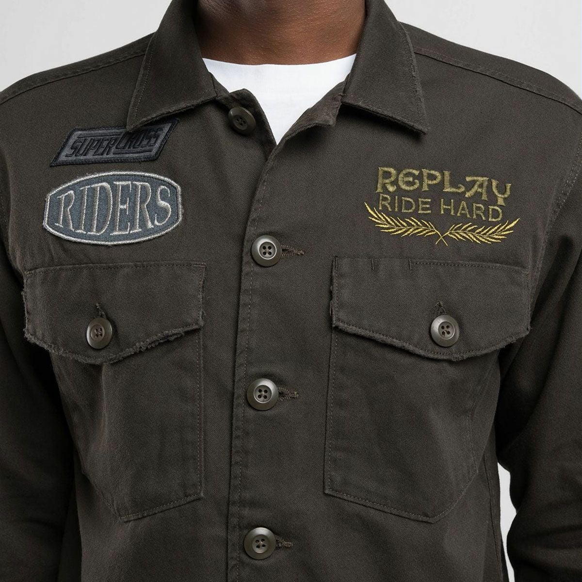 ｃReplay｜コットン ステイン アーミー ジャケット｜ファブリック｜ダークオリーブ｜モデル着用