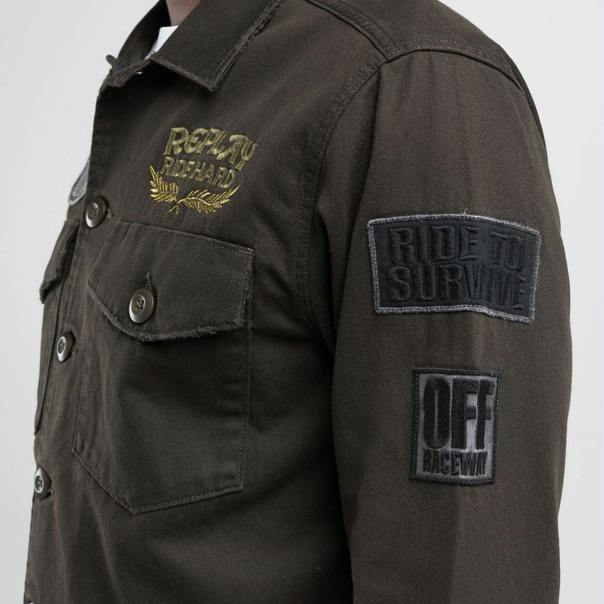 ｃReplay｜コットン ステイン アーミー ジャケット｜ファブリック｜ダークオリーブ｜モデル着用