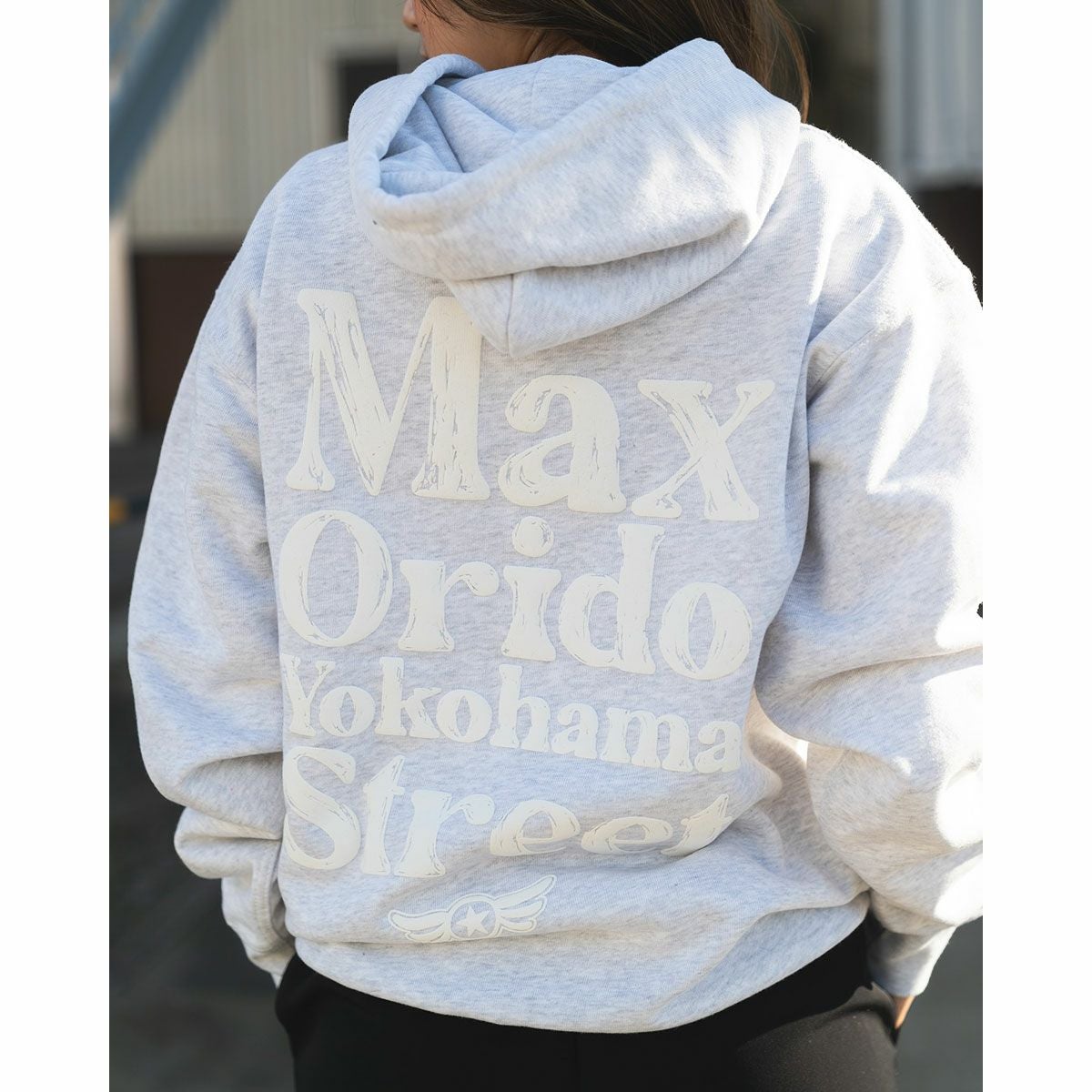 MAX ORIDO｜MAX ORIDO エッセンシャル プルオーバー フーディー｜グレー｜モデル着用