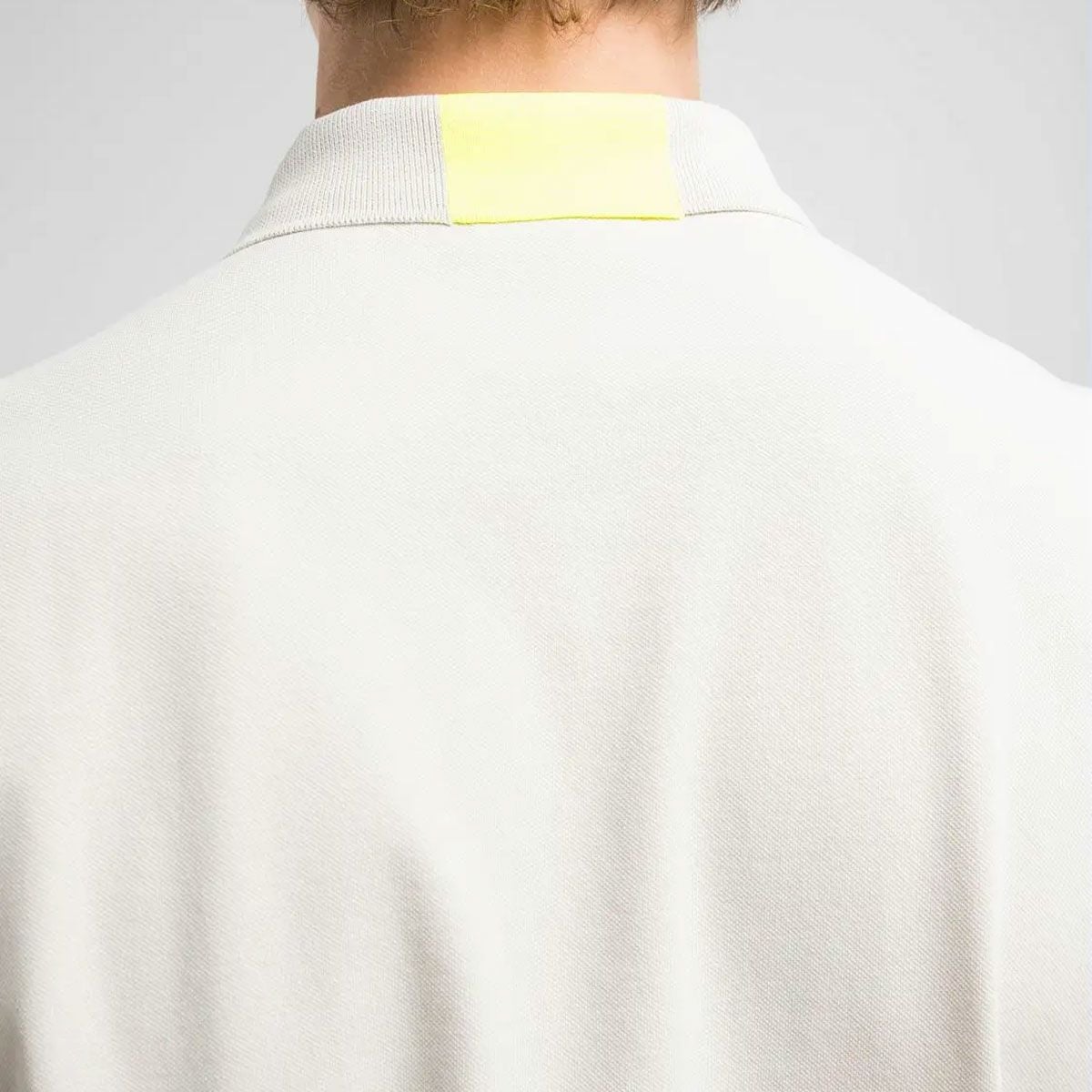 Replay｜レギュラー フィット ポロシャツ｜アラバスター｜モデル着用