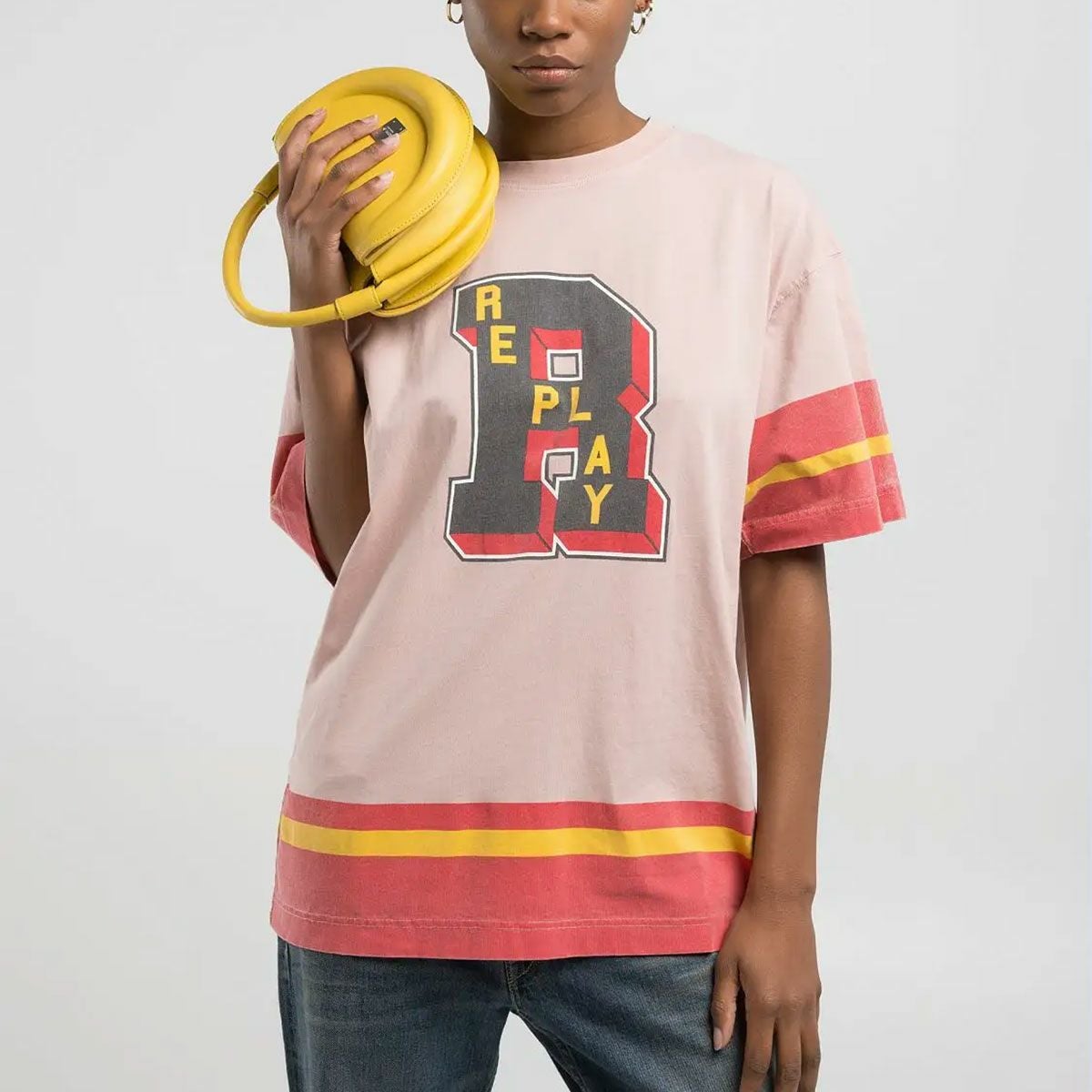 Replay｜ボーイフィット プリント Tシャツ｜ピンクソルト｜モデル着用