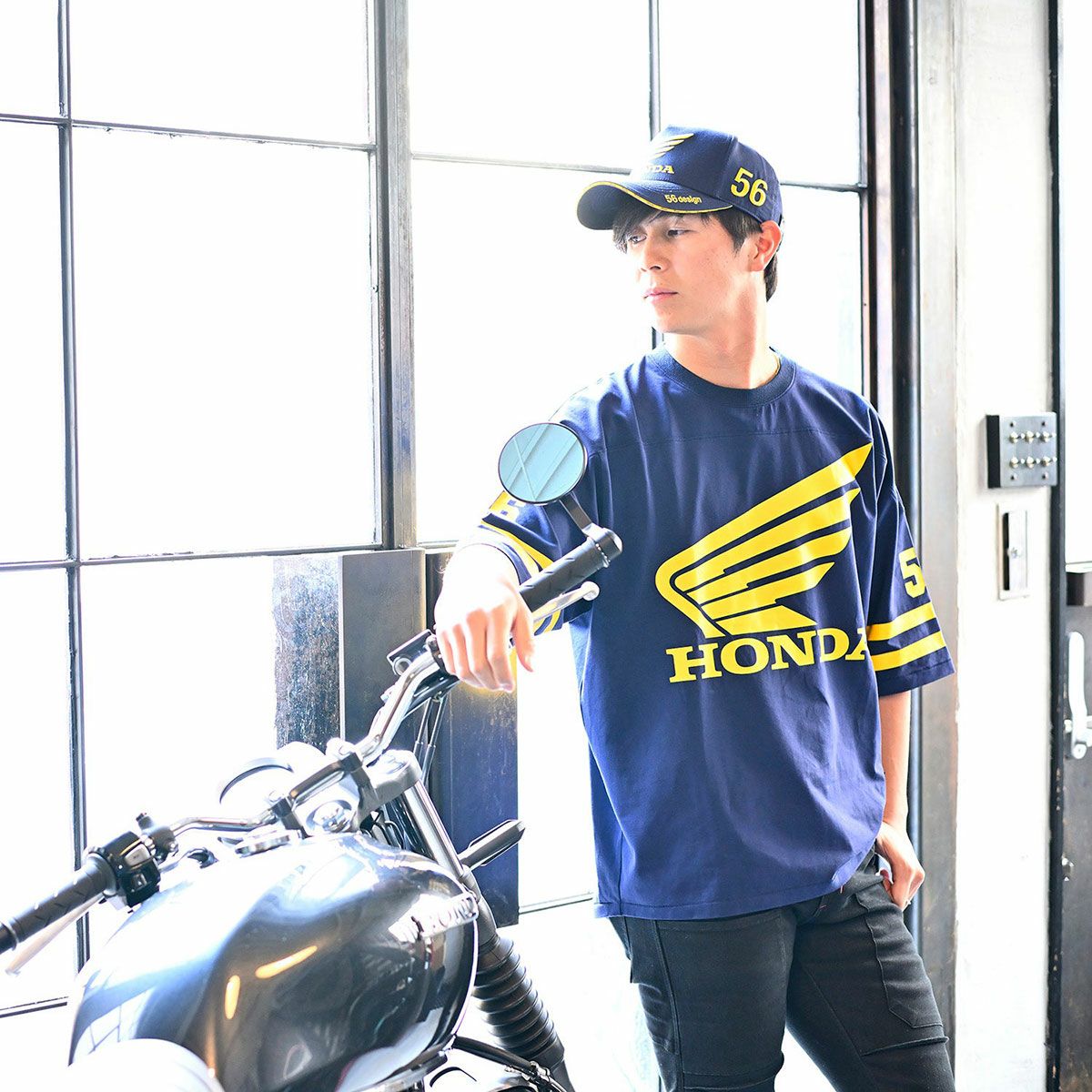 56design｜ホンダ × フィフティーシックスデザイン ウィング キャップ｜帽子｜ネイビー｜モデル着用