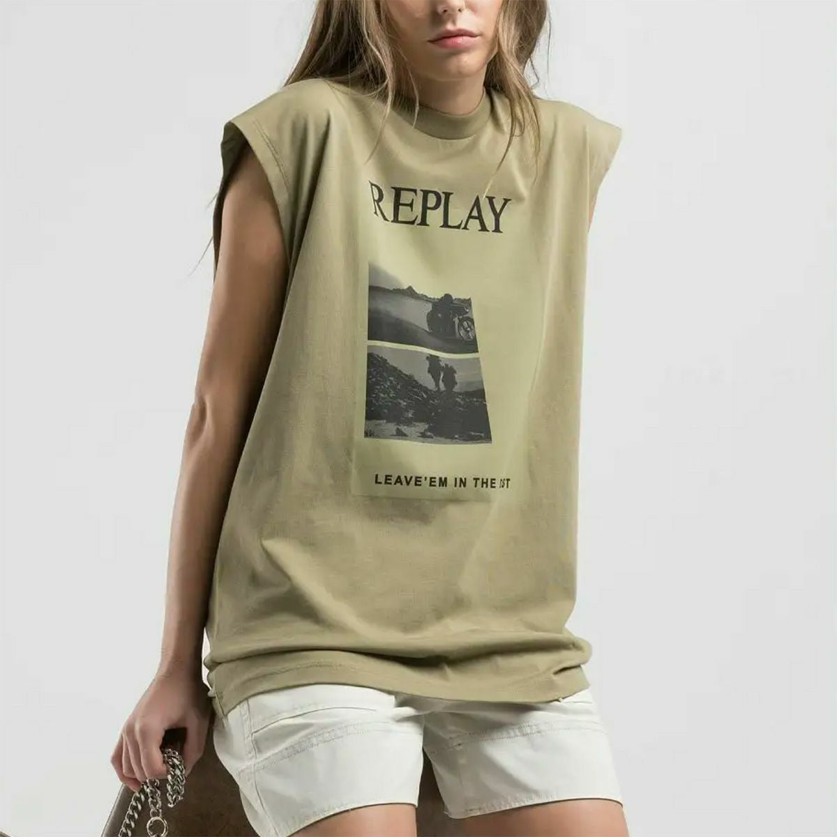 Replay｜ボーイフィット フォトプリント Tシャツ｜ライトミリタリー｜モデル着用