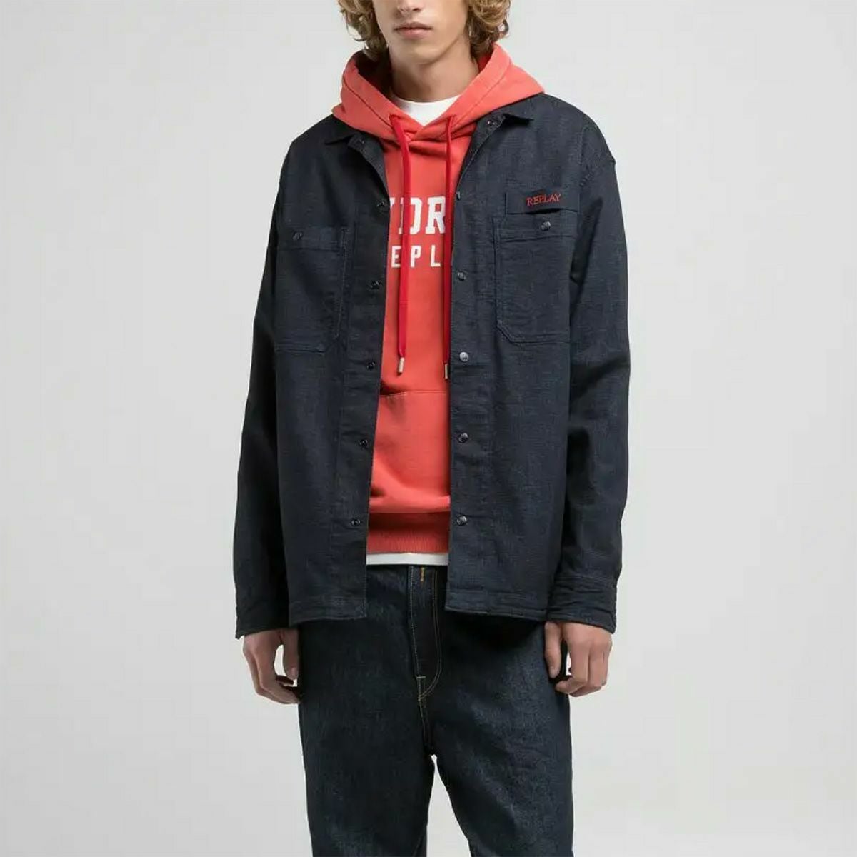 Replay｜レタリング デニムシャツ｜ファブリック｜ダークブルー｜モデル着用