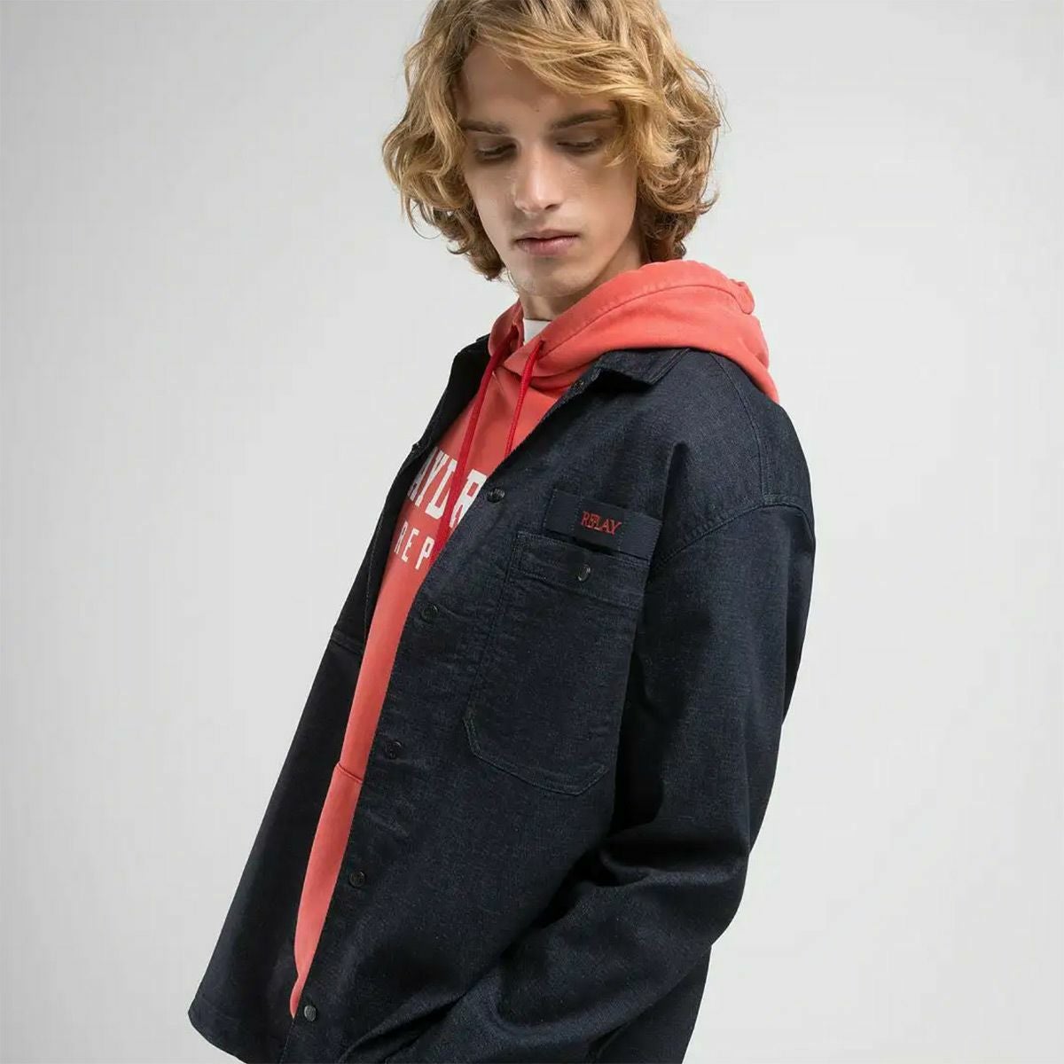 Replay｜レタリング デニムシャツ｜ファブリック｜ダークブルー｜モデル着用